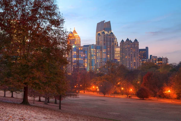 Crepúsculo Midtown Atlanta e Oak Hill em Piedmont Park, EUA — Fotografia de Stock