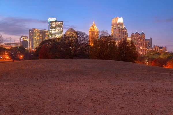 Λυκόφως Atlanta Midtown και Oak Hill στο πάρκο Piedmont, ΗΠΑ — Φωτογραφία Αρχείου