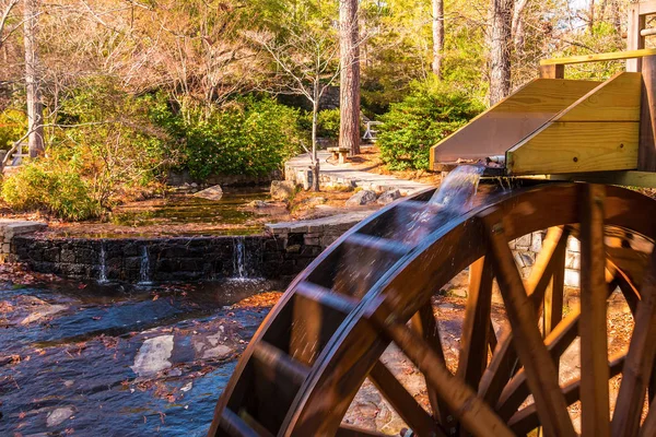 Водяное колесо мельницы в Стоун-Маунтин-Парке, США — стоковое фото
