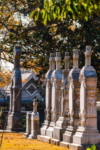Pedras tumulares na fila no Cemitério de Oakland, Atlanta, EUA — Fotografia de Stock