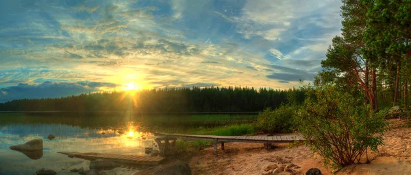 Puesta de sol en la orilla del lago — Foto de Stock