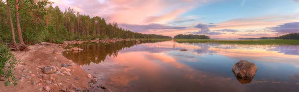 Shore of lake and beautiful sky in evening — Stock Photo, Image