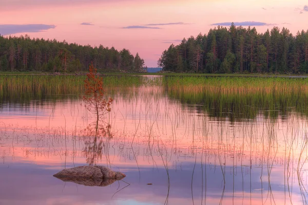 Paisaje de lago con hermoso cielo por la noche — Foto de Stock
