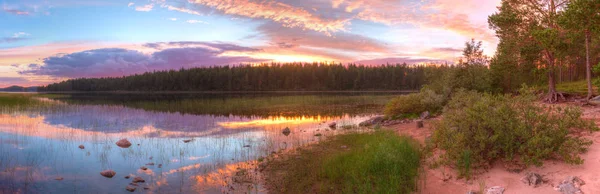 Orilla del lago y hermoso cielo en la noche —  Fotos de Stock