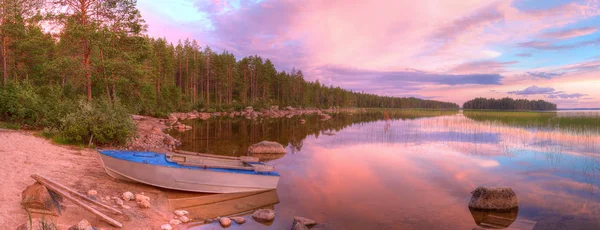 Orilla del lago con barco y hermoso cielo por la noche — Foto de Stock