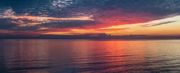 上記の湾の美しい夕日 — ストック写真
