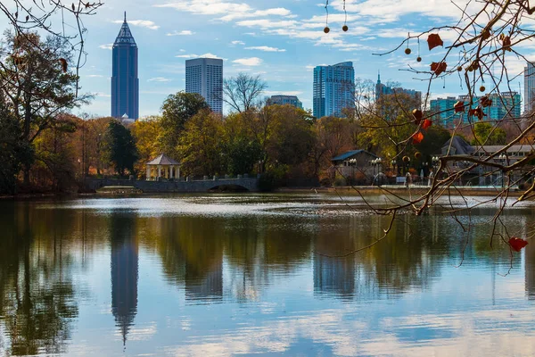 Sjön Clara Meer och Midtown Atlanta, Usa — Stockfoto