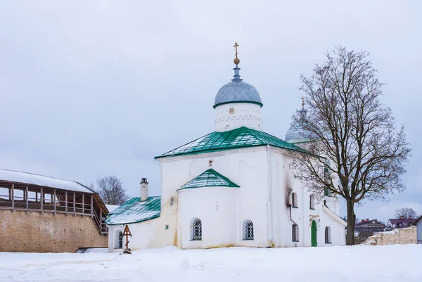 Katedral och fästningen vägg i vinter scen — Stockfoto