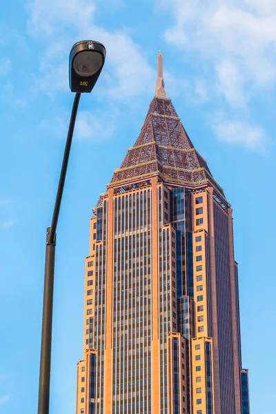 Gökdelen ve sokak lambası, Atlanta, ABD — Stok fotoğraf