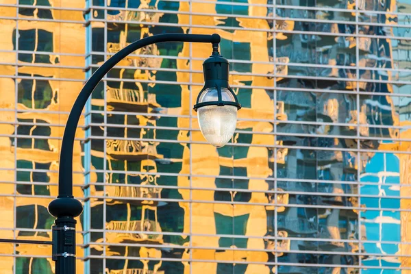 Streetlight στο φόντο των ουρανοξυστών — Φωτογραφία Αρχείου