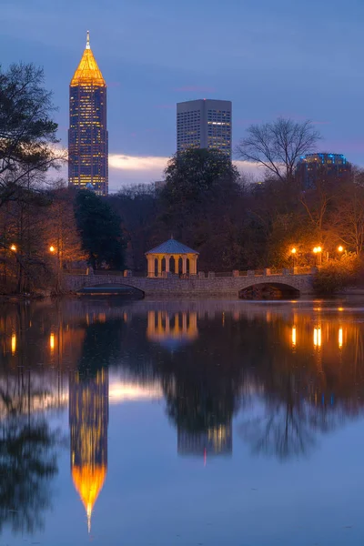 Nacht uitzicht op Lake Clara Meer en wolkenkrabbers, Atlanta, Usa — Stockfoto