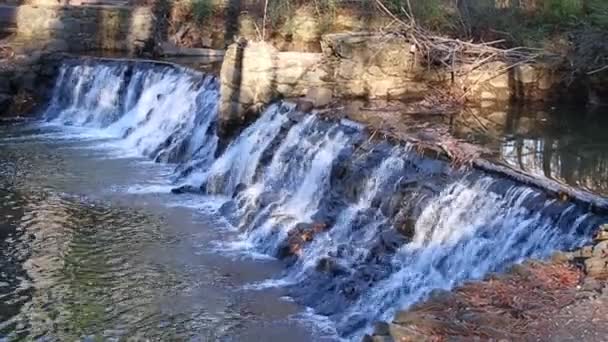 Καταρράκτης στο Lullwater Park, Ατλάντα, Ηνωμένες Πολιτείες — Αρχείο Βίντεο