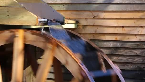Водяное колесо мельницы — стоковое видео
