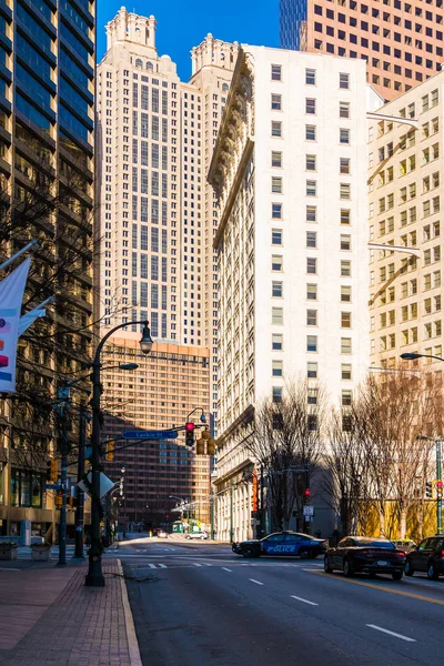 Ne Peachtree Caddesi'nin görünümünde güneşli bir gün, Atlanta, ABD — Stok fotoğraf