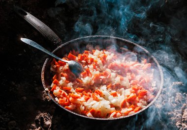 Şenlik ateşi üzerinde tava