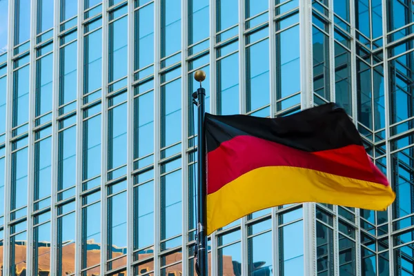 Bandera de Alemania en el fondo del edificio de oficinas, Atlanta, EE.UU. — Foto de Stock
