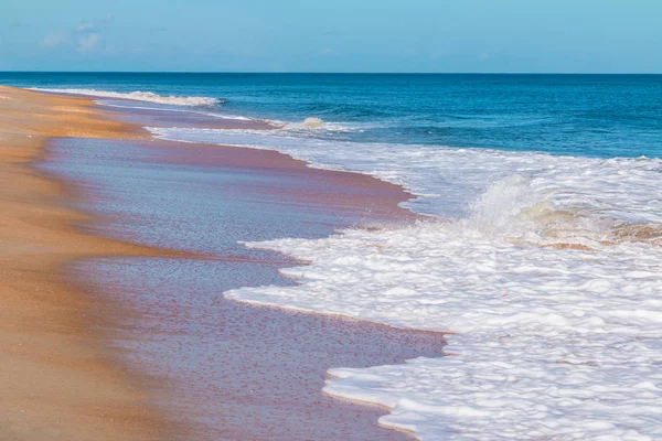 Küste des Ozeans bei sonnigem Tag — Stockfoto