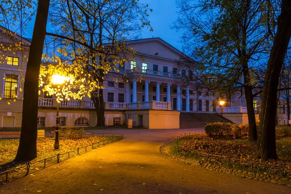Night view of Yusupov Garden — Stock Photo, Image