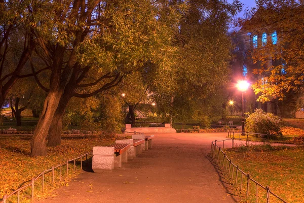 Night view of Yusupov Garden — Stock Photo, Image