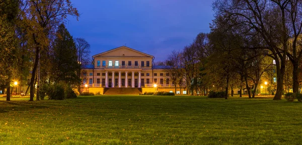 Night view of Yusupov Garden — Stock Photo, Image