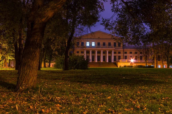 Vista notturna del giardino di Yusupov — Foto Stock