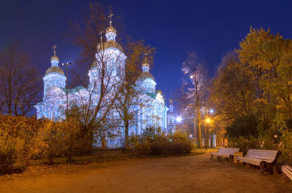 Night view of Nikolsky garden and St. Nicholas Naval Cathedral — Stock Photo, Image