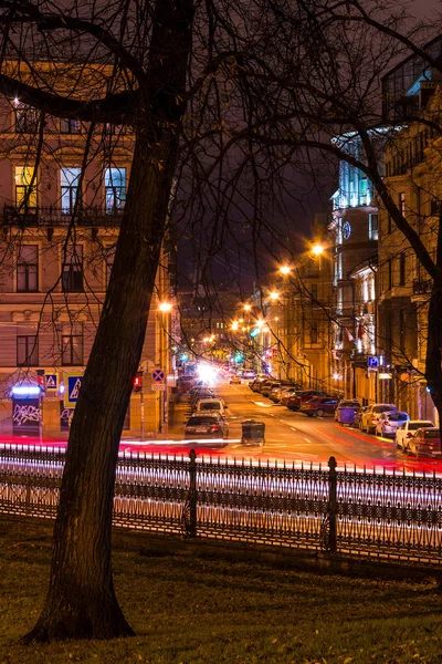 Visão noturna de Rimsky-Korsakov prospekt de Jardim de Yusupov — Fotografia de Stock