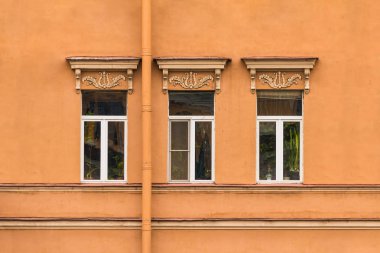 Apartman binası cephesinde arka arkaya pencereler