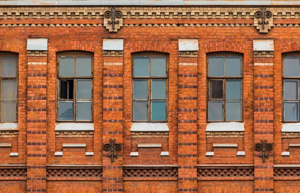 Fenêtres dans une rangée sur la façade de l'immeuble — Photo