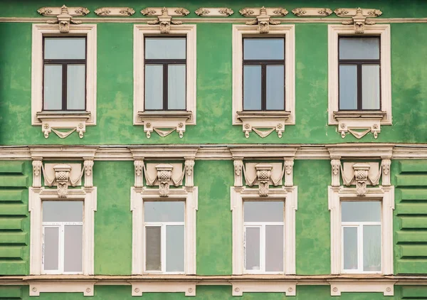 Ventanas en una fila en la fachada del edificio de apartamentos — Foto de Stock