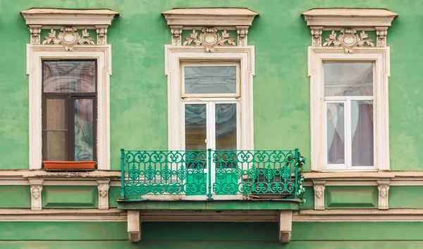 Pencere ve balkon apartmanda cephe