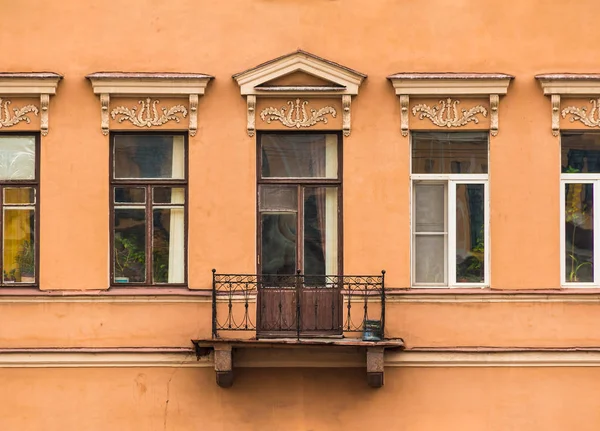 Ventanas y balcón en la fachada del edificio de apartamentos — Foto de Stock