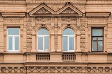 Apartman binası cephesinde arka arkaya pencereler