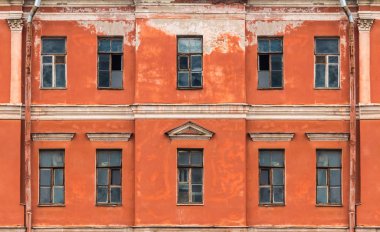 Windows terk edilmiş binanın cephesinde üst üste