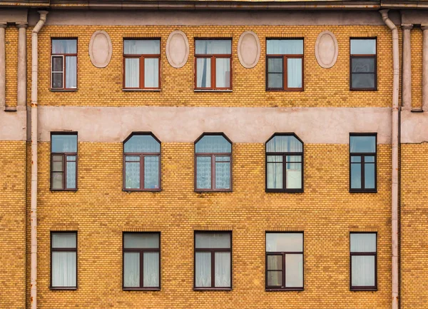 Janelas sucessivamente em fachada de edifício de apartamento — Fotografia de Stock