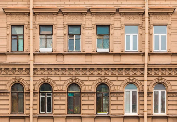 Apartman binası cephesinde arka arkaya pencereler