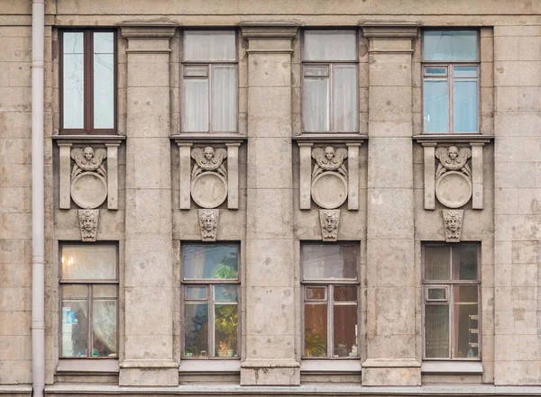 Apartman binası cephesinde arka arkaya pencereler