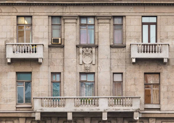 Pencere ve balkon daire binanın cephesinde