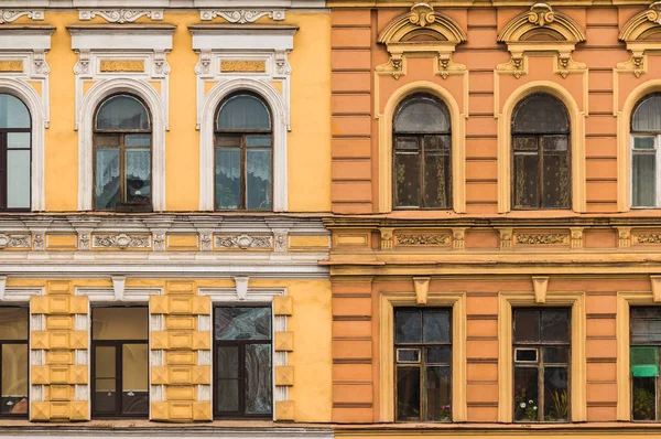 Sıkı bir şekilde birbirine bitişik iki farklı binalar