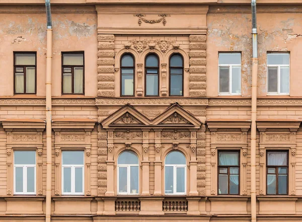 Ventanas en una fila en la fachada del edificio de apartamentos — Foto de Stock