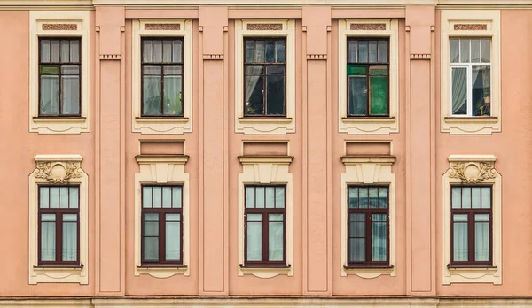 Windows in a row on facade of apartment building — Stock Photo, Image