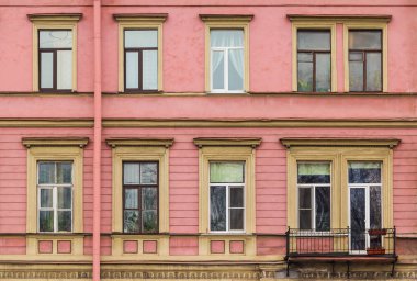 Pencere ve balkon apartmanda cephe