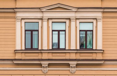 Windows ofis binası cephe üzerinde üst üste