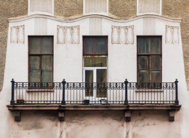 Pencere ve balkon apartmanda cephe