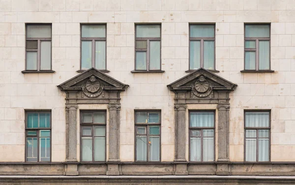 Janelas sucessivamente em fachada de edifício de apartamento — Fotografia de Stock