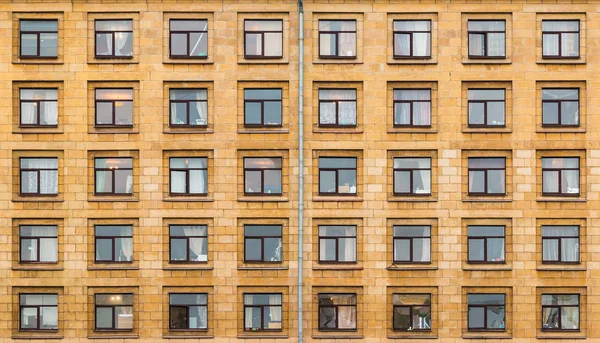 Fenêtres dans une rangée sur la façade de l'immeuble — Photo