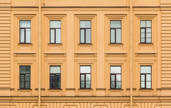 Janelas sucessivamente em fachada de edifício de escritório — Fotografia de Stock