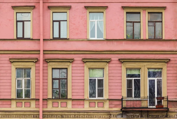 Pencere ve balkon apartmanda cephe