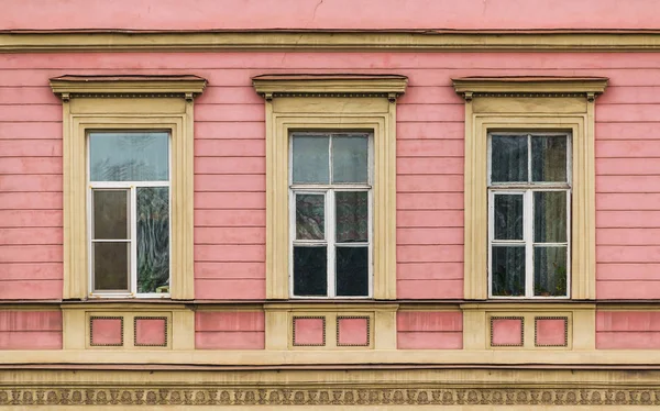 Okna v řadě na fasádě bytového domu — Stock fotografie