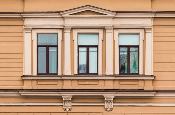 Finestre in fila su facciata di edificio di ufficio — Foto Stock